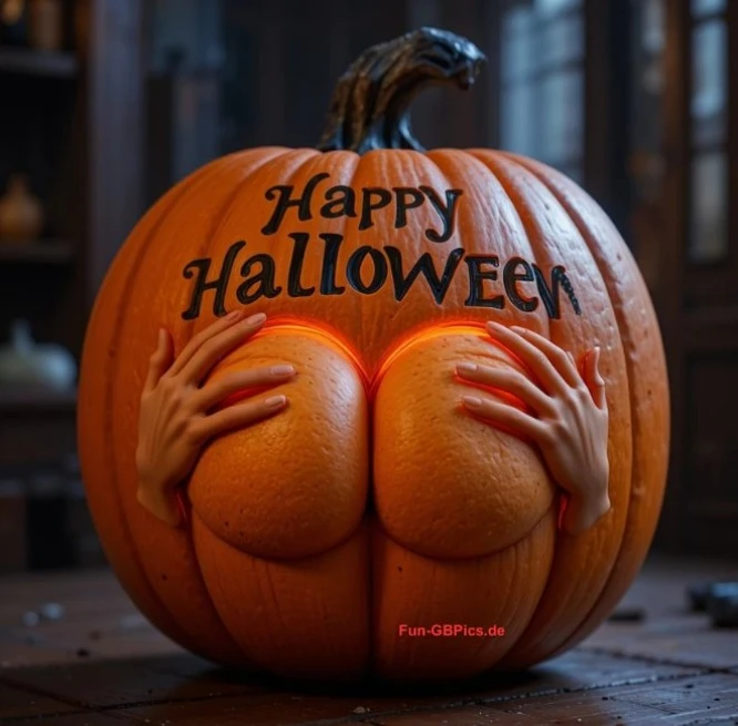 Ein geschnitzter Kürbis mit einem frechen Design, das zwei Hände zeigt, die die Pobacken des Kürbisses umklammern, während ein orangefarbenes Licht leuchtet. Oben steht schwarzer Schrift „Happy Halloween“. Der Hintergrund ist ein verschwommener, dunkler Raum.